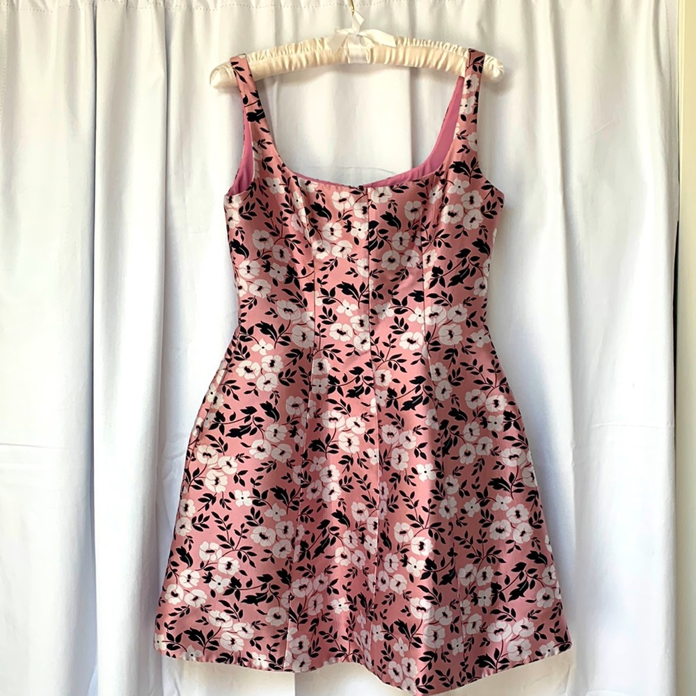 Flattering Cynthia Rowley size 6 A-line dress with pockets